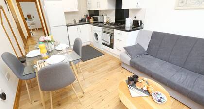 Modern Apartment "Woodship" Sleeps 7