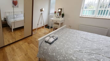 2 makuuhuonetta, tallelokero huoneessa, silitysrauta/-lauta