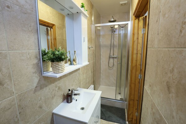 Douche, sèche-cheveux, serviettes fournies, savon
