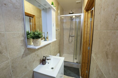 Modern Apartment "Woodship" Sleeps 7