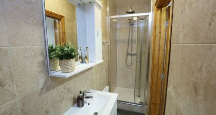 Modern Apartment "Woodship" Sleeps 7