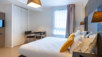 Travel crib, free WiFi, bed sheets