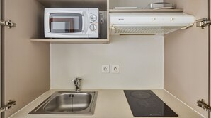 電子レンジ、コンロ、調理器具と食器