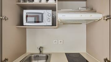 Microwave, stovetop, cookware/dishes/utensils