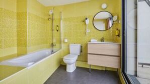 Bathroom - Studio Spacieux | 200m de L'Avenue du Prado (Marseille)