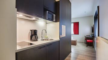 Réfrigérateur, micro-ondes, plaque de cuisson, lave-vaisselle