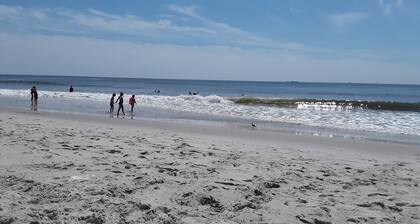 Playa Bum's Haven. Suite privada ubicada a una cuadra de la playa y del paseo marítimo.