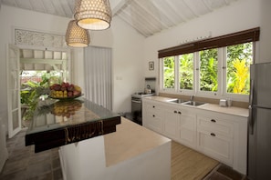 Kühlschrank, Ofen, Herdplatte, Wasserkocher mit Kaffee-/Teezubehör