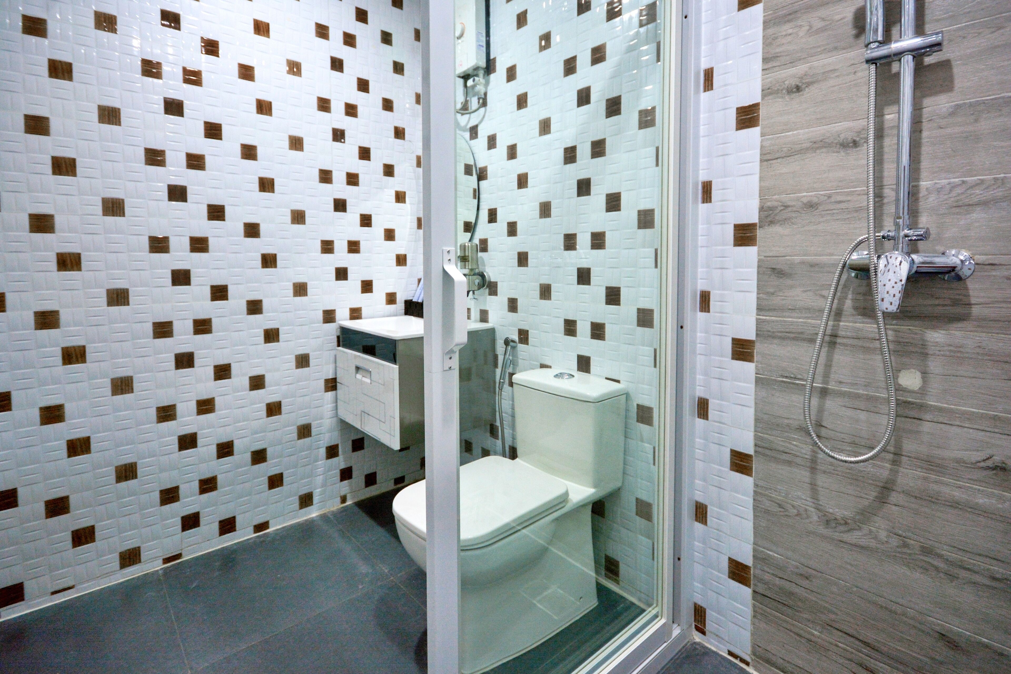 Shower, free toiletries, bidet, towels