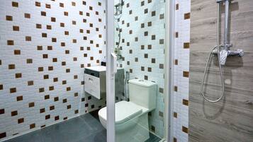 Shower, free toiletries, bidet, towels