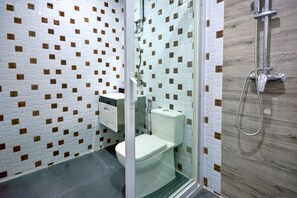 Douche, articles de toilette (gratuits), bidet, serviettes fournies