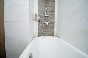 Familienzimmer, Mehrere Betten | Badezimmer | Dusche, kostenlose Toilettenartikel, Bidet, Handtücher