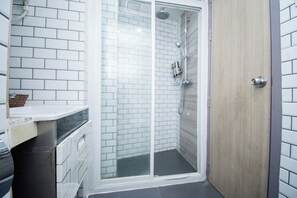 Habitació econòmica | Bany | Dutxa, articles de tocador gratuïts, bidet i tovalloles 