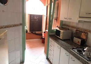 Kühlschrank, Ofen, Herdplatte, Kochgeschirr/Geschirr/Besteck