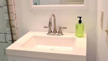 Douche, sĂšche-cheveux, serviettes fournies, shampoing