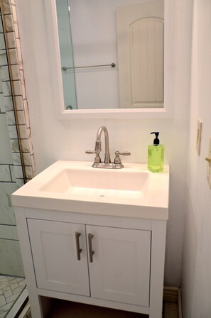 Dusche, Haartrockner, Handtücher, Shampoo