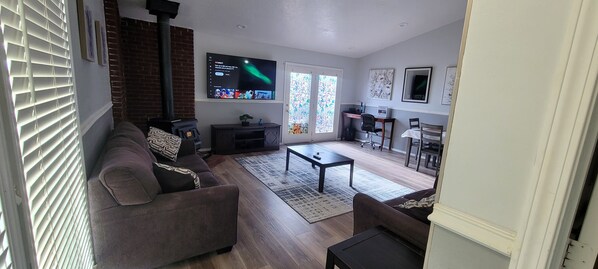 Smart TV - Entire Townhouse 1 Car Garage +Jacuzzi (West Wendover)