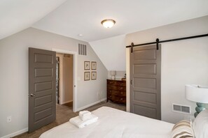 5 bedrooms, iron/ironing board, WiFi, bed sheets