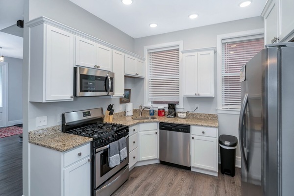 Microondas, lavavajillas, cafetera/tetera, utensilios de cocina