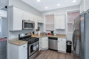 Microwave, dishwasher, coffee/tea maker, cookware/dishes/utensils - SPACIOUS home with 5 bedrooms, 4 bathrooms (Cincinnati)