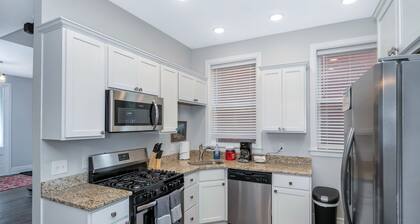 AMPLIA casa con 5 dormitorios, 4 baños.