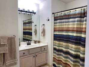 Chuveiro/banheira combinados, secador de cabelo, toalhas de banho 