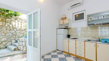 Apartment, Terrace (Apt 2) | Private kitchen | Fridge, oven, stovetop, toaster