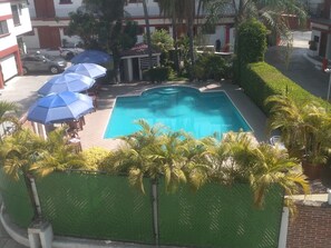 Outdoor pool, sun loungers - Hotel Parador del Rey (Temixco)