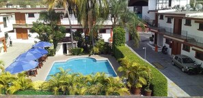 Outdoor pool, sun loungers - Hotel Parador del Rey (Temixco)