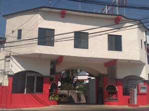 Property entrance - Hotel Parador del Rey (Temixco)