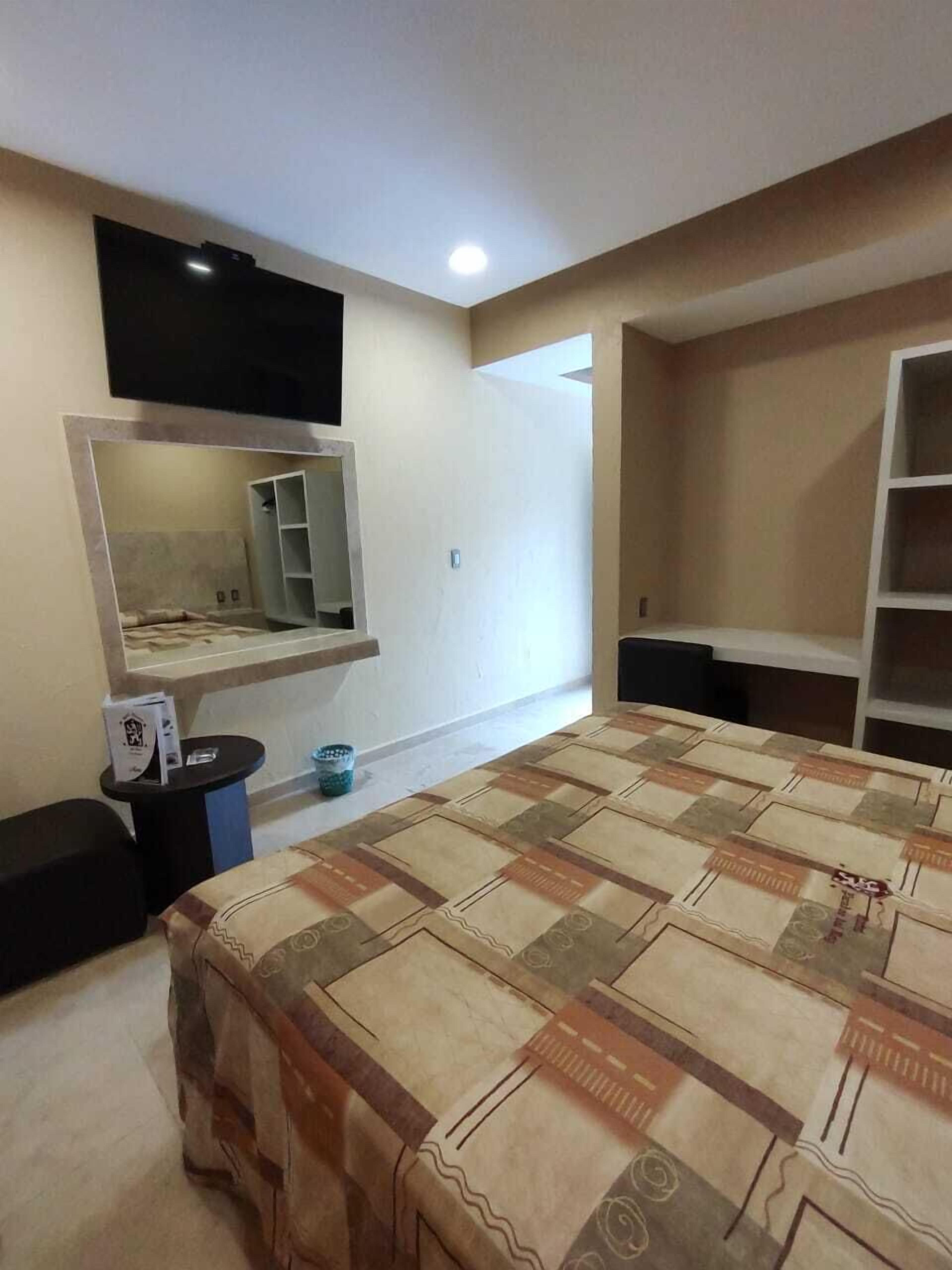 Habitación individual básica | Espacio para trabajar con laptop, wifi gratis y ropa de cama 