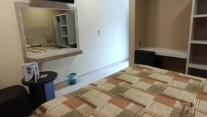Basic Single Room | Laptop workspace, WiFi (free), bed sheets - Hotel Parador del Rey (Temixco)