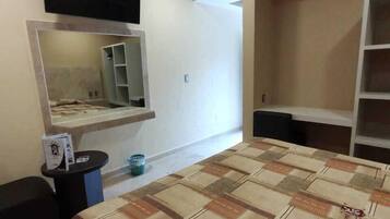 Habitación individual básica | Espacio para trabajar con laptop, wifi gratis y ropa de cama