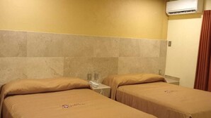 Basic Double Room | Laptop workspace, WiFi (free), bed sheets - Hotel Parador del Rey (Temixco)