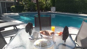 Outdoor pool, sun loungers - Hotel Parador del Rey (Temixco)