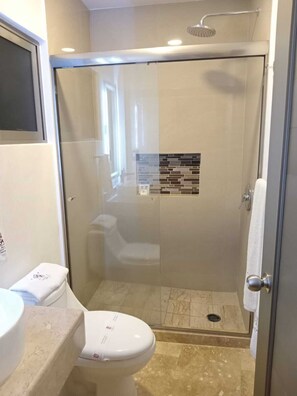 Basic Double Room | Bilik Mandi | Pancuran mandi, kelengkapan dandanan diri percuma, tuala disediakan 