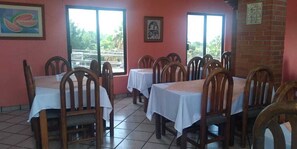 Family dining - Hotel Parador del Rey (Temixco)