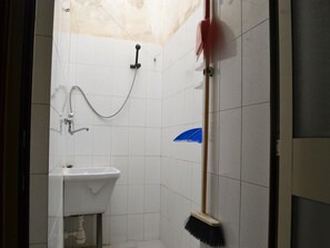 Combined shower/tub, towels - Apartment Directly On The Beach With Air Conditioning And Terrace, Pets Allowed (San Foca)