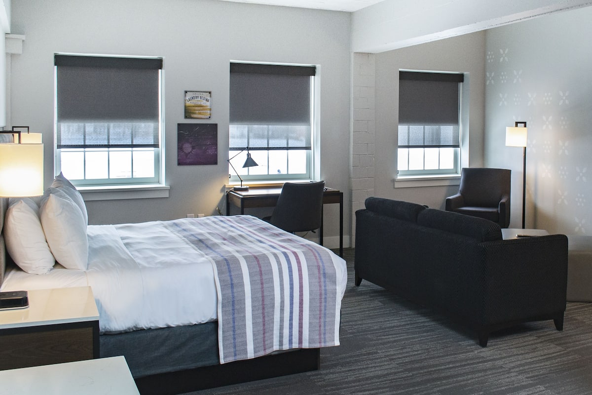 Executive Studio Suite, 1 King Bed | 1 bedroom, hypo-allergenic bedding, individually decorated