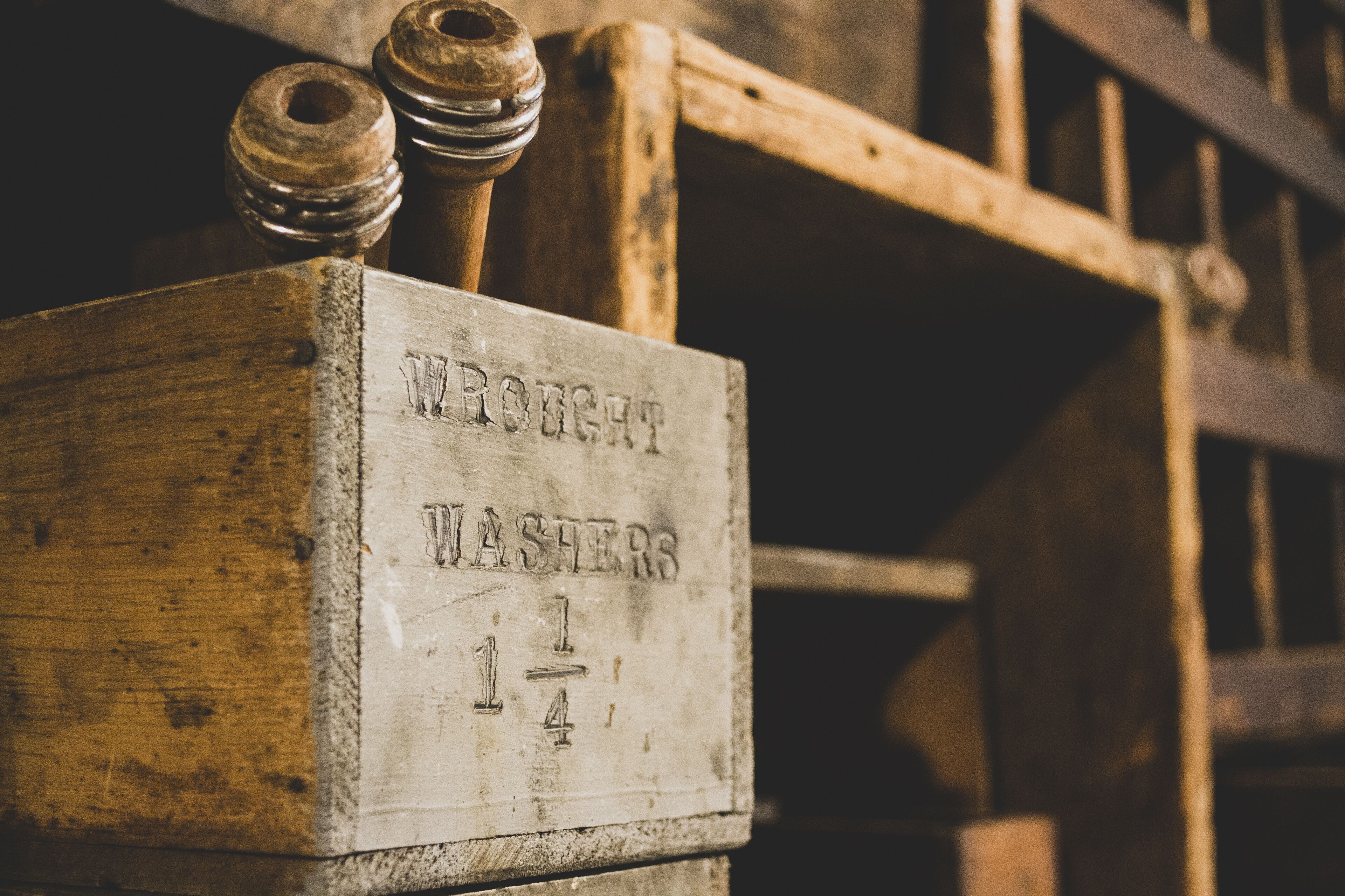 Eine alte Waschmaschine aus Holz mit dem Aufdruck "WASHERS 1 1/4".