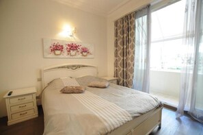 3 bedrooms, iron/ironing board, bed sheets, wheelchair access