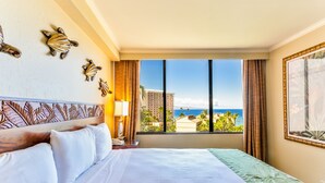Ein Hotelzimmer mit Bett, Meerblick und Wanddekoration.