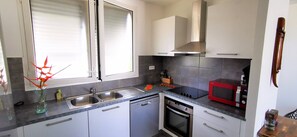 Réfrigérateur, micro-ondes, four, plaque de cuisson