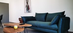 Una Smart TV, libros, un reproductor estéreo