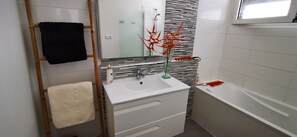 Baignoire, sèche-cheveux, serviettes fournies, savon