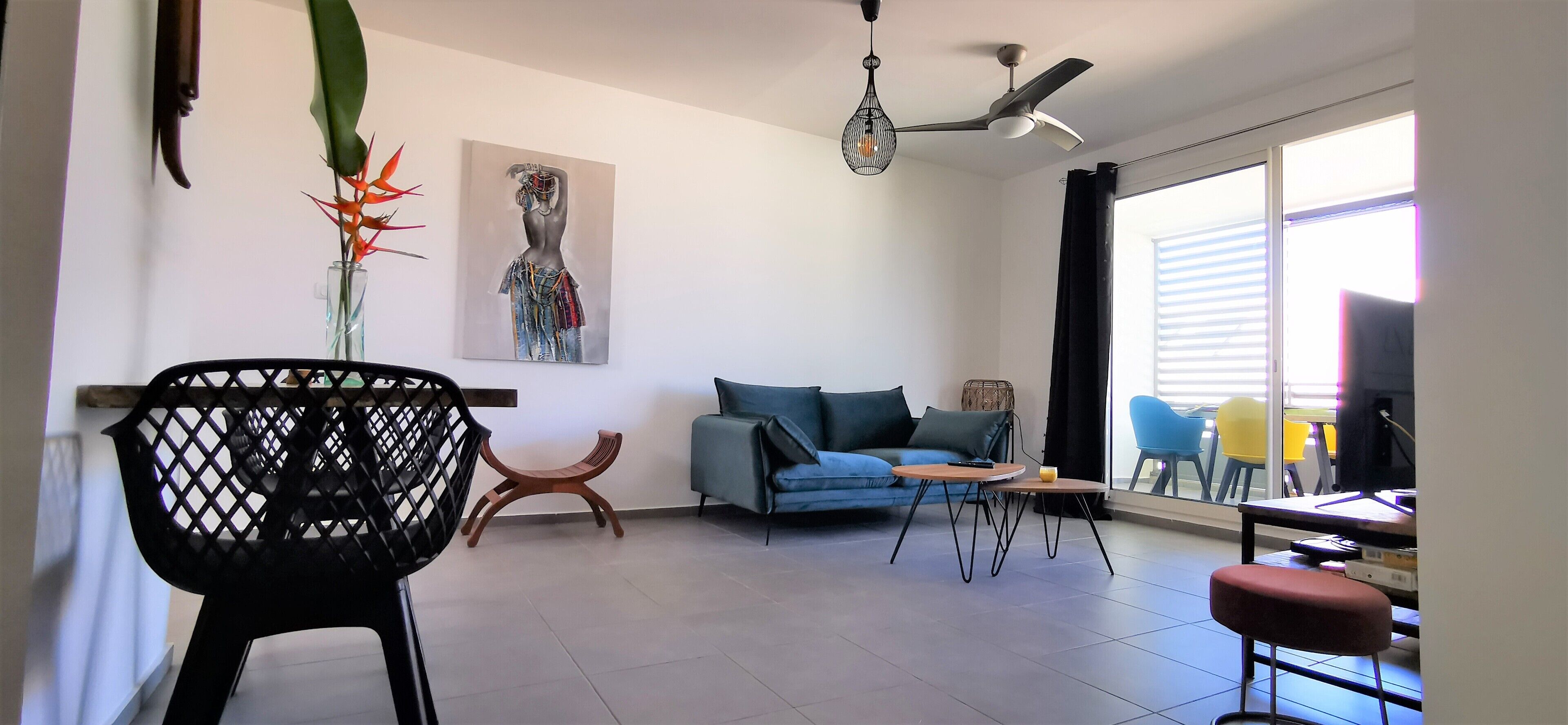 TV connectée, livres, chaîne hi-fi