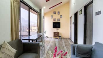 Luxury-Suite, Terrasse (Private Jacuzzi) | Wohnbereich | 32-Zoll-Fernseher mit Kabelempfang