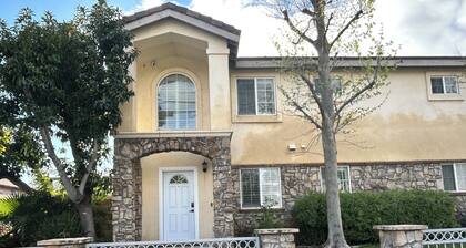 Master Bedroom Private bathroom/Pet friendly/ long stays welcome.