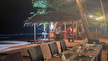 3 restaurants, lunch served