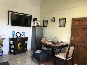 Dining - Comfy Apartment 15E in quiet Sagusta Gardens PLS with pool view (Providenciales)
